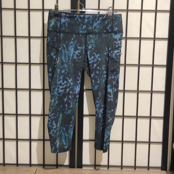 Lululemon blue and black speckled crops. Size 4 - Picture 2 of 4